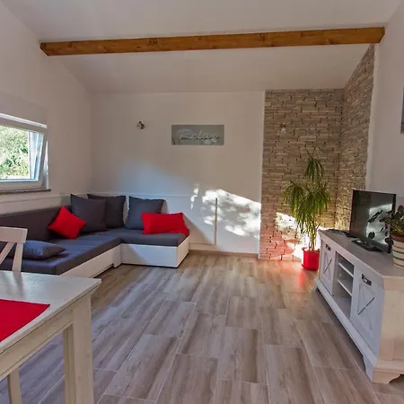 Nella Apartman *